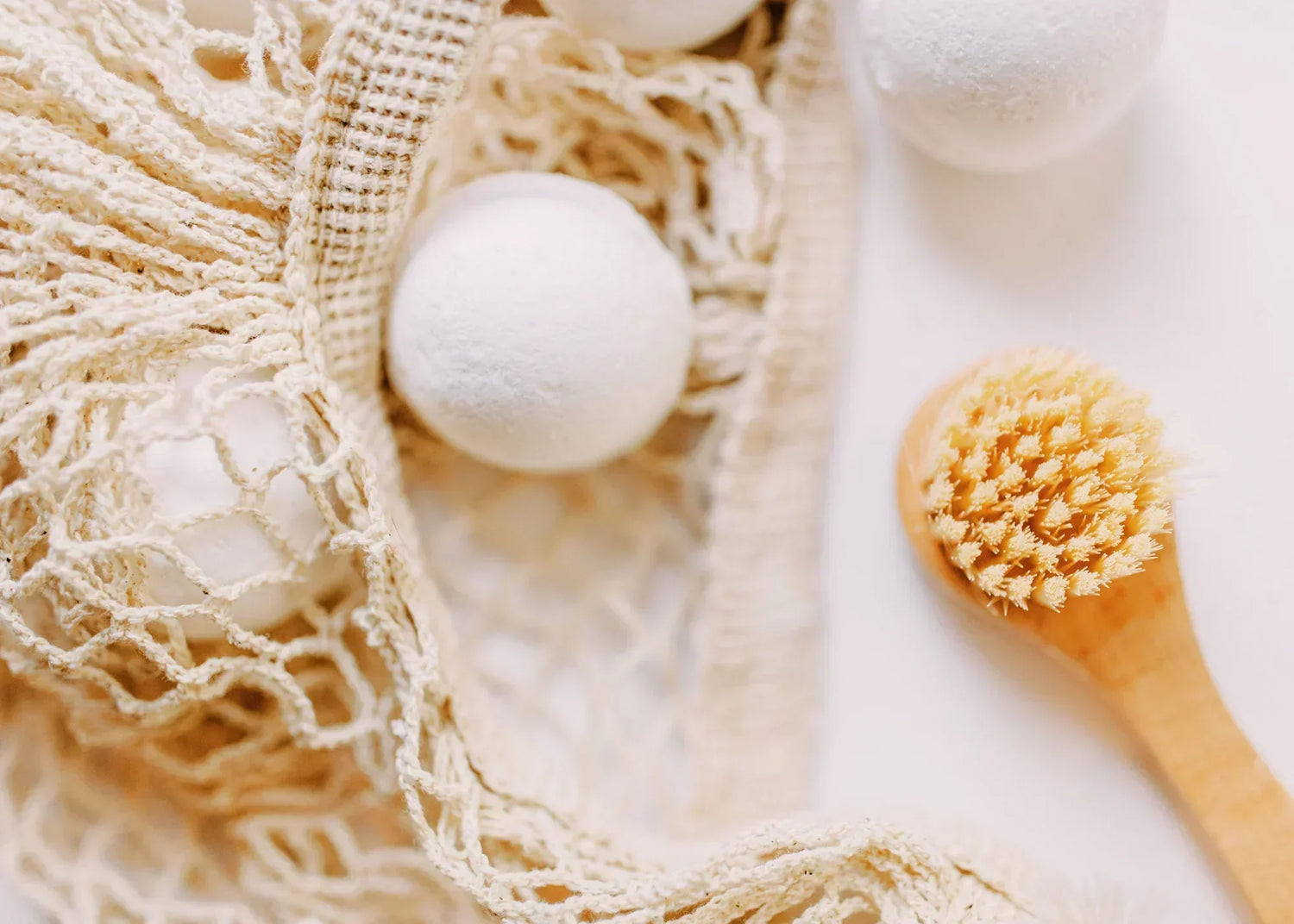 Magnesium Soaks and Bath Bombs: Which One Fits Your Relaxation Style?